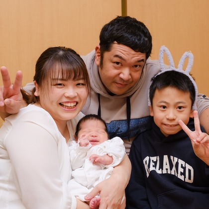 高夏写真店が出張撮影した「ニューボーンフォトの撮影」の家族写真