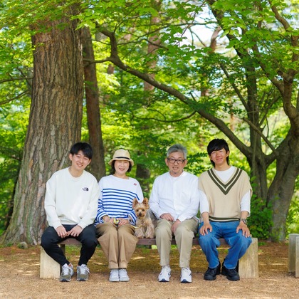 T.Matsumuraが出張撮影した「ペットと一緒に家族撮影」の家族写真