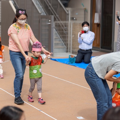 T.Matsumuraが出張撮影した甘いひよこ, 鍛冶池キャンプ場, ローラースポーツなどが写った「運動会（保育園）」の家族写真