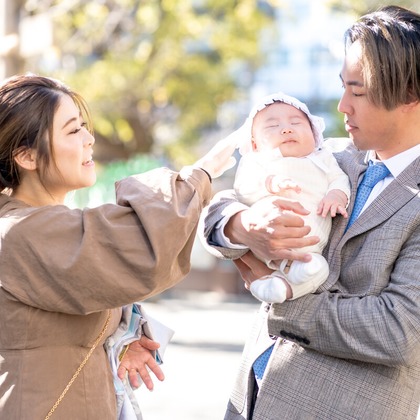 森元こずえが出張撮影したネクタイ, シャツ, ジェスチャーなどが写った「お宮参り」の家族写真