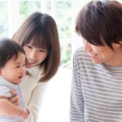 CREATIVE HOUSEが出張撮影したネクタイ, 分かち合う, フラッシュ撮影などが写った「ファミリーフォト出張撮影」の家族写真