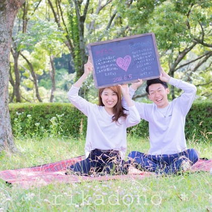 ゆのみふぉとが出張撮影した「芝生での一コマ」の家族写真