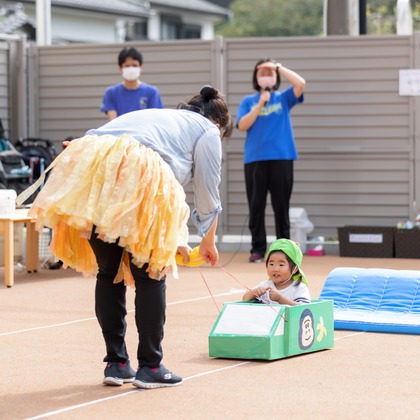 T.Matsumuraが出張撮影した甘いひよこ, 鍛冶池キャンプ場, ローラースポーツなどが写った「運動会（保育園）」の家族写真