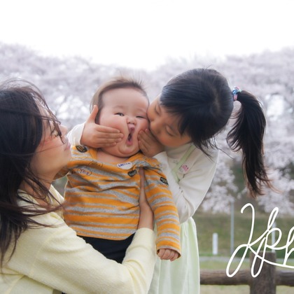 大森光太郎・K-PHOTOが出張撮影した赤ちゃん・幼児服, 分かち合う, フラッシュ撮影などが写った「家族写真撮影」の家族写真