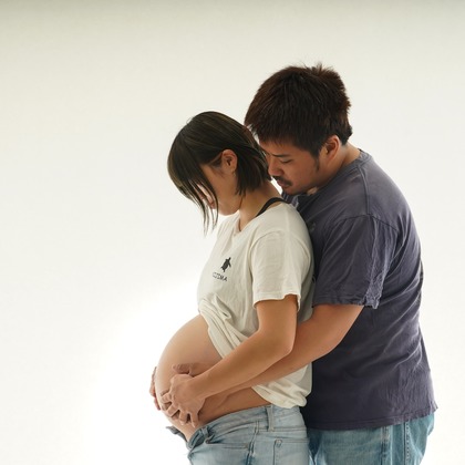 この写真は、出張撮影(家族写真(キッズ,ベビーフォト))のアルバム「スタジオにてマタニティフォト」にある写真の1枚で、家族写真(キッズ,ベビーフォト)などが写っています。<br>「スタジオにてマタニティフォト」では他にも:albumPhotoCount枚の家族写真を見ることができます。撮影者はスタジオ　まるです。カメラマンのプロフィールページで、家族写真(キッズ,ベビーフォト)撮影の口コミやおすすめコメントを見ることができます。