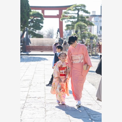 この写真は、出張撮影(家族写真(キッズ,ベビーフォト))のアルバム「七五三のロケ撮影」にある写真の1枚で、家族写真(キッズ,ベビーフォト)などが写っています。<br>「七五三のロケ撮影」では他にも:albumPhotoCount枚の家族写真を見ることができます。撮影者は萩原　蔵志です。カメラマンのプロフィールページで、家族写真(キッズ,ベビーフォト)撮影の口コミやおすすめコメントを見ることができます。