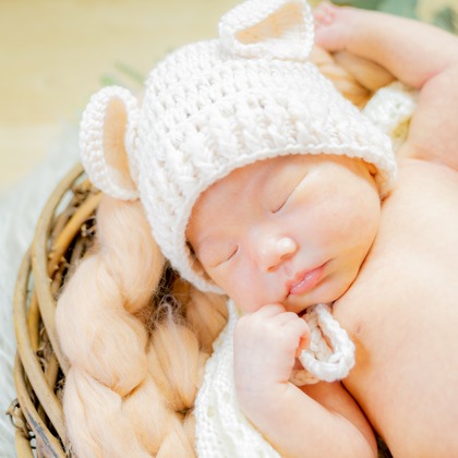 かわもとえつこが出張撮影したベージュ, 家族一緒に写真を撮る, 架空の人物などが写った「ニューボーンフォト」の家族写真