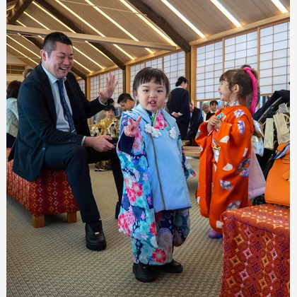 ハイナ　マテウスが出張撮影したフローラルパークコートアロン, 日本の建築, 中国建築などが写った「七五三」の家族写真