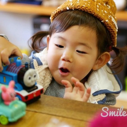 Smile works／益田ともかが出張撮影した赤ちゃんのおもちゃで遊ぶ, 子供たちと遊ぶ, イヌ科などが写った「ロケーションフォト」の家族写真