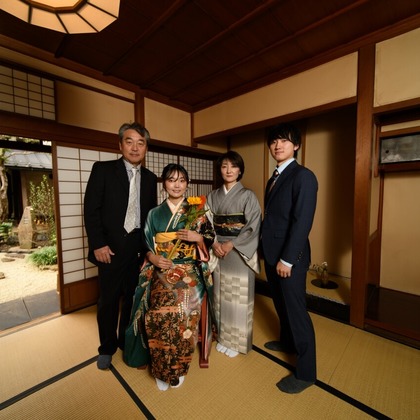 StudioMOSOが出張撮影した「A家 成人式前撮り、T家ニューボーンフォト」の家族写真