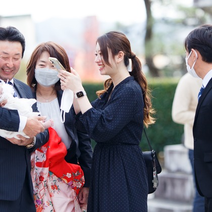 中井企画が出張撮影した挨拶, ネクタイ, 赤ちゃん・幼児服などが写った「お宮参り」の家族写真
