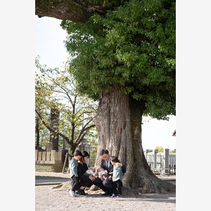 櫻井一平が出張撮影した自然の中の人々, 日本の建築, 中国建築などが写った「ファミリーフォト」の家族写真