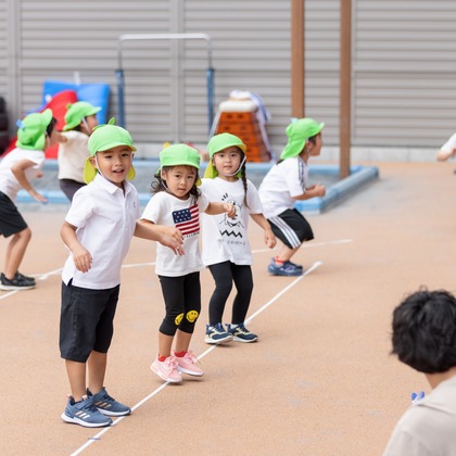 T.Matsumuraが出張撮影した甘いひよこ, 鍛冶池キャンプ場, ローラースポーツなどが写った「運動会（保育園）」の家族写真