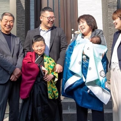 この写真は、出張撮影(家族写真(キッズ,ベビーフォト))のアルバム「お宮参り/ご自宅での家族写真」にある写真の1枚で、家族写真(キッズ,ベビーフォト)などが写っています。<br>「お宮参り/ご自宅での家族写真」では他にも:albumPhotoCount枚の家族写真を見ることができます。撮影者は中井企画です。カメラマンのプロフィールページで、家族写真(キッズ,ベビーフォト)撮影の口コミやおすすめコメントを見ることができます。