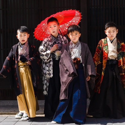 中井企画が出張撮影したKishiwada Castle, スポーツユニフォーム, 分かち合うなどが写った「ハーフ成人式」の家族写真