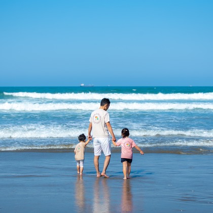高橋 千尋が出張撮影したドラム, フラッシュ撮影, ビーチの人々などが写った「海」の家族写真