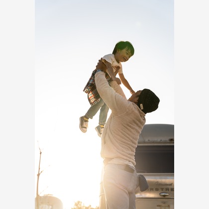 塩川善之（40213.film）が出張撮影した荷物とバッグ, ネクタイ, 分かち合うなどが写った「出張ご家族撮影」の家族写真