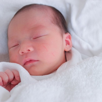 CREATIVE HOUSEが出張撮影した「ニューボーンフォト」の家族写真