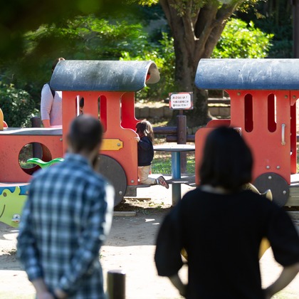 Aurora Photographyが出張撮影したSōjutsu, 遊び場スライド, ジェスチャーなどが写った「七五三、日常撮影」の家族写真