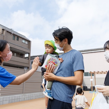 T.Matsumuraが出張撮影した甘いひよこ, 鍛冶池キャンプ場, ローラースポーツなどが写った「運動会（保育園）」の家族写真