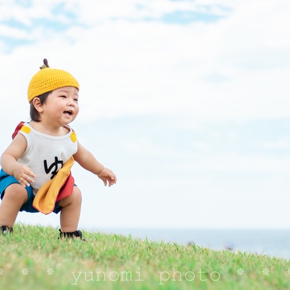 ゆのみふぉとが出張撮影した「芝生での一コマ」の家族写真