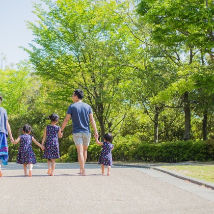 フォスタムが出張撮影した植物, 顔, 頬などが写った「春の公園で家族フォト」の家族写真