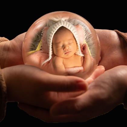 岩坪眞一郎が出張撮影した「ニューボーンフォト」の家族写真