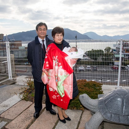 岩坪眞一郎が出張撮影した「下関お宮参り」の家族写真