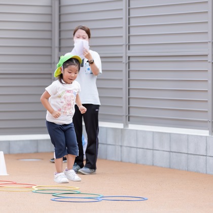 T.Matsumuraが出張撮影した甘いひよこ, 鍛冶池キャンプ場, ローラースポーツなどが写った「運動会（保育園）」の家族写真