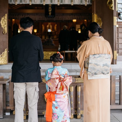 植村由理が出張撮影したストリートファッション, 753, 生物などが写った「七五三　＠神明社　横浜」の家族写真