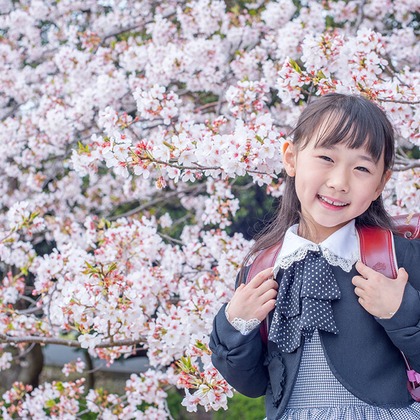 AXiS Photo Servise 藤井靖史が出張撮影したフラッシュ撮影, シャツ, ビーチの人々などが写った「一般出張撮影」の家族写真