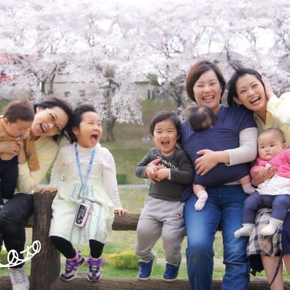 大森光太郎・K-PHOTOが出張撮影した赤ちゃん・幼児服, 分かち合う, フラッシュ撮影などが写った「家族写真撮影」の家族写真