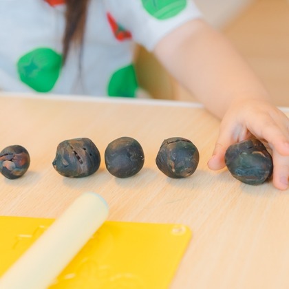 木下美幸が出張撮影した家族の写真, 赤ちゃんのおもちゃで遊ぶ, 子供たちと遊ぶが写った家族写真の出張撮影の写真
