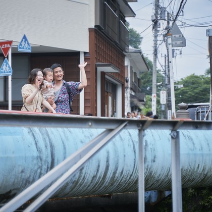 Hiroki Anzaiが出張撮影した幸福, 立っている, ショルダーなどが写った「Family Photo in Kamakura」の家族写真