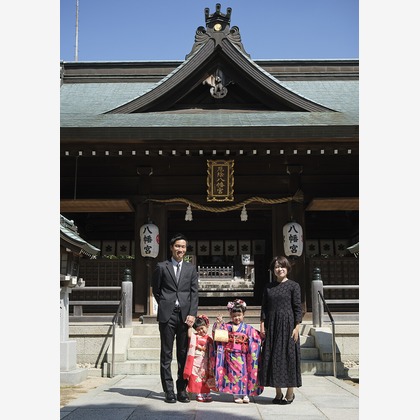この写真は、出張撮影(家族写真(キッズ,ベビーフォト))のアルバム「七五三ロケ」にある写真の1枚で、家族写真(キッズ,ベビーフォト)などが写っています。<br>「七五三ロケ」では他にも:albumPhotoCount枚の家族写真を見ることができます。撮影者は濱田茉里です。カメラマンのプロフィールページで、家族写真(キッズ,ベビーフォト)撮影の口コミやおすすめコメントを見ることができます。