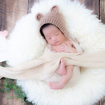 フォトラビが出張撮影した動物性食品, 天然素材, 赤ちゃん・幼児服などが写った「ご自宅でニューボーンフォト」の家族写真