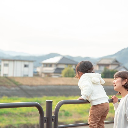 ゆのみふぉとが出張撮影した自然の中の人々, 手をつないで, 友情などが写った「桜とお写真」の家族写真