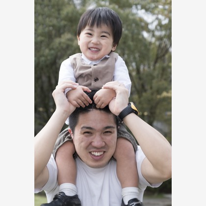 A&Y写真OFFICEが出張撮影した荷物とバッグ, シンボル, バックパックなどが写った「家族写真」の家族写真