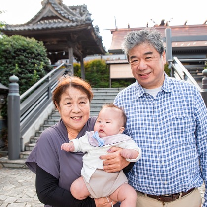 この写真は、出張撮影(家族写真(キッズ,ベビーフォト))のアルバム「お宮参り撮影」にある写真の1枚で、家族写真(キッズ,ベビーフォト)などが写っています。<br>「お宮参り撮影」では他にも:albumPhotoCount枚の家族写真を見ることができます。撮影者は山下　剛です。カメラマンのプロフィールページで、家族写真(キッズ,ベビーフォト)撮影の口コミやおすすめコメントを見ることができます。