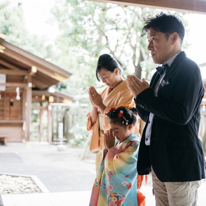 植村由理が出張撮影したストリートファッション, 753, 生物などが写った「七五三　＠神明社　横浜」の家族写真