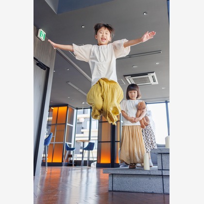 ちずカメラが出張撮影したワンピース, 荷物とバッグ, 赤ちゃん・幼児服などが写った「子供達」の家族写真