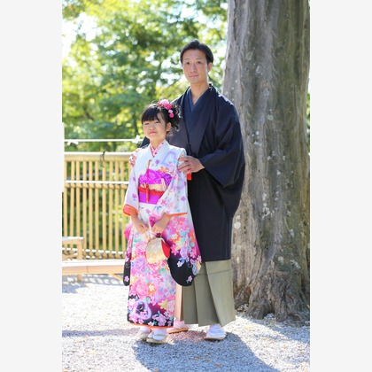 出張撮影　FotoMatograph　間藤　恒が出張撮影したモロオカクマノ神社, ドレス, ストリートファッションなどが写った「20.10.26-横山様　熊野神社」の家族写真