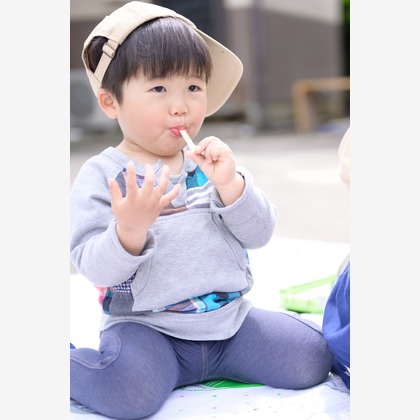 大塚由充が出張撮影した子供たちと遊ぶ, 子供たち, 食べるが写った家族写真の出張撮影の写真