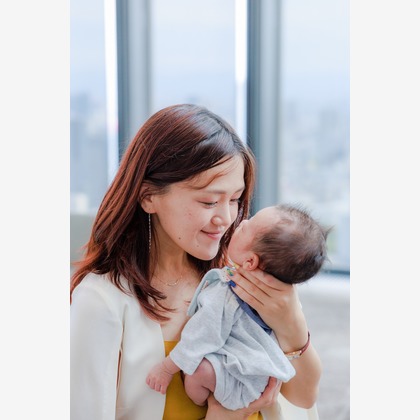 ちずカメラが出張撮影したジェスチャー, 自然の中の人々, 顔などが写った「親子」の家族写真