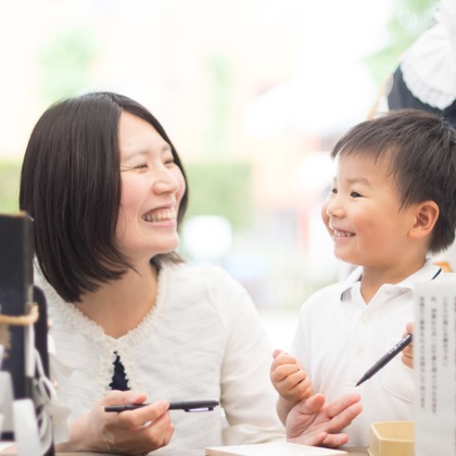 黒沢　茂が出張撮影した家族一緒に写真を撮る, アジナ科, 紫陽花(アジサイ)などが写った「お宮参り」の家族写真