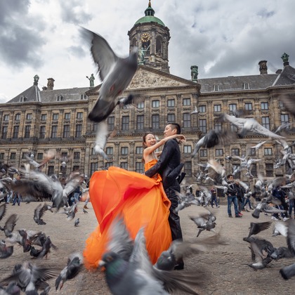 オランダフォトウェディングが撮影した「オランダの名所（風車、チューリップ、運河）での撮影」の写真