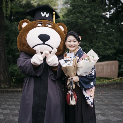 植村由理が出張撮影した脊椎動物, コミュニケーション, 植物などが写った「卒業式 at 早稲田大学、オークウッドプレミア東京」の家族写真