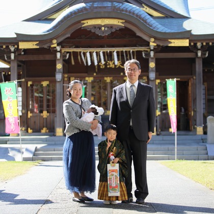 出張撮影　FotoMatograph　間藤　恒が出張撮影したKurihamaten Shrine, ストリートファッション, 適応などが写った「21.10.29-松下様　久里浜天神社」の家族写真