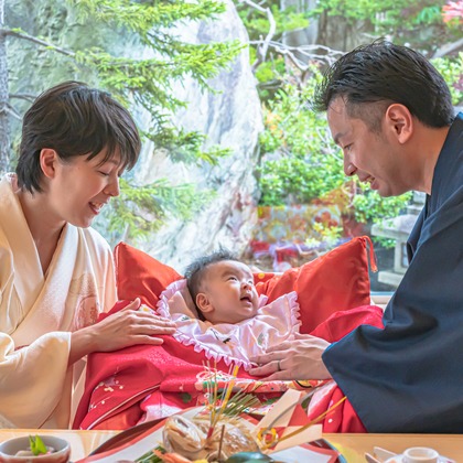 高木勇斗が出張撮影した分かち合う, 慰め, ジェスチャーなどが写った「お食い初め」の家族写真