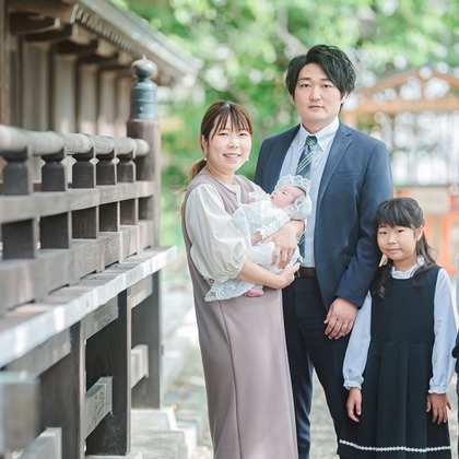 玉城　肇が出張撮影したネクタイ, フラッシュ撮影, ジェスチャーなどが写った「お宮参り撮影」の家族写真